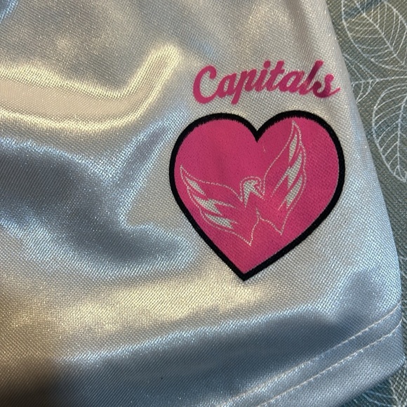 Ladies Reebok Washington Capitals Pink Jersey - Picture 8 of 8